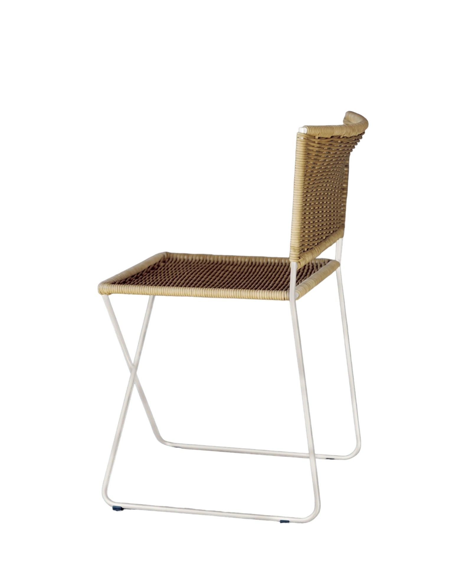 Rattan Stuhl mit weißem Metallgestell von Ramón Santa & Cole, Seitenansicht.